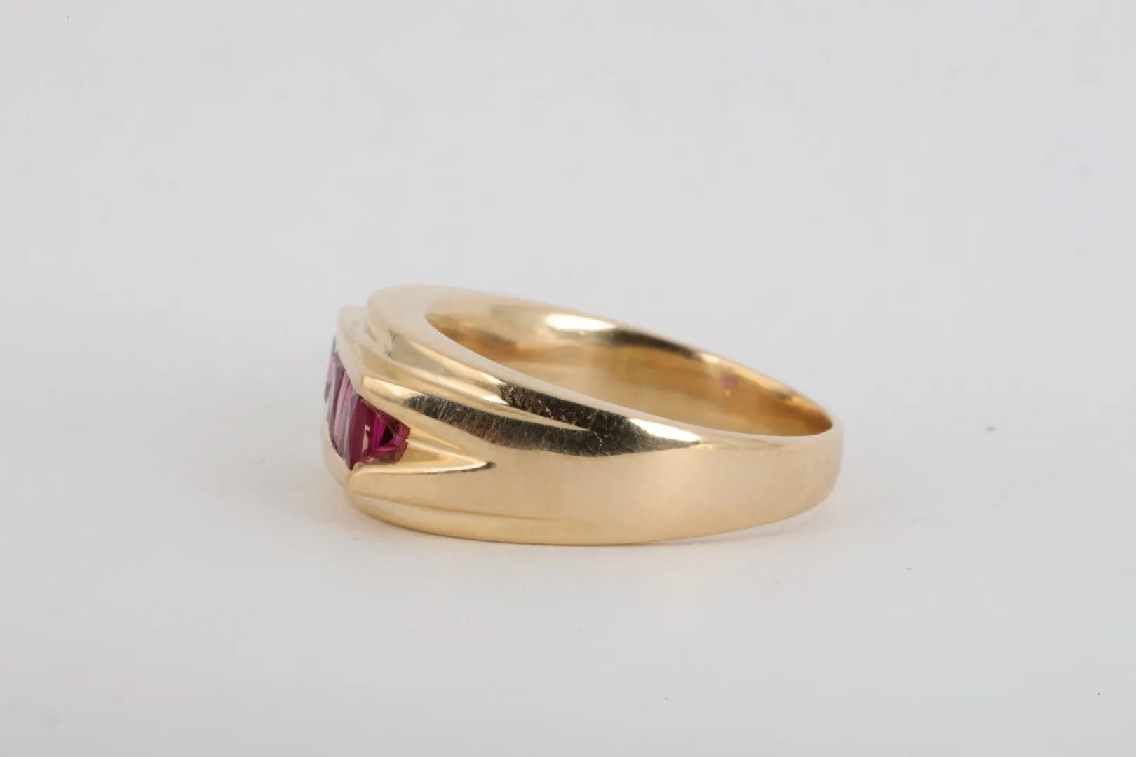 14k Yellow Gold 0.08tcw Diamond 0.75tcw Ruby Ring Size 8 (7.96g.)