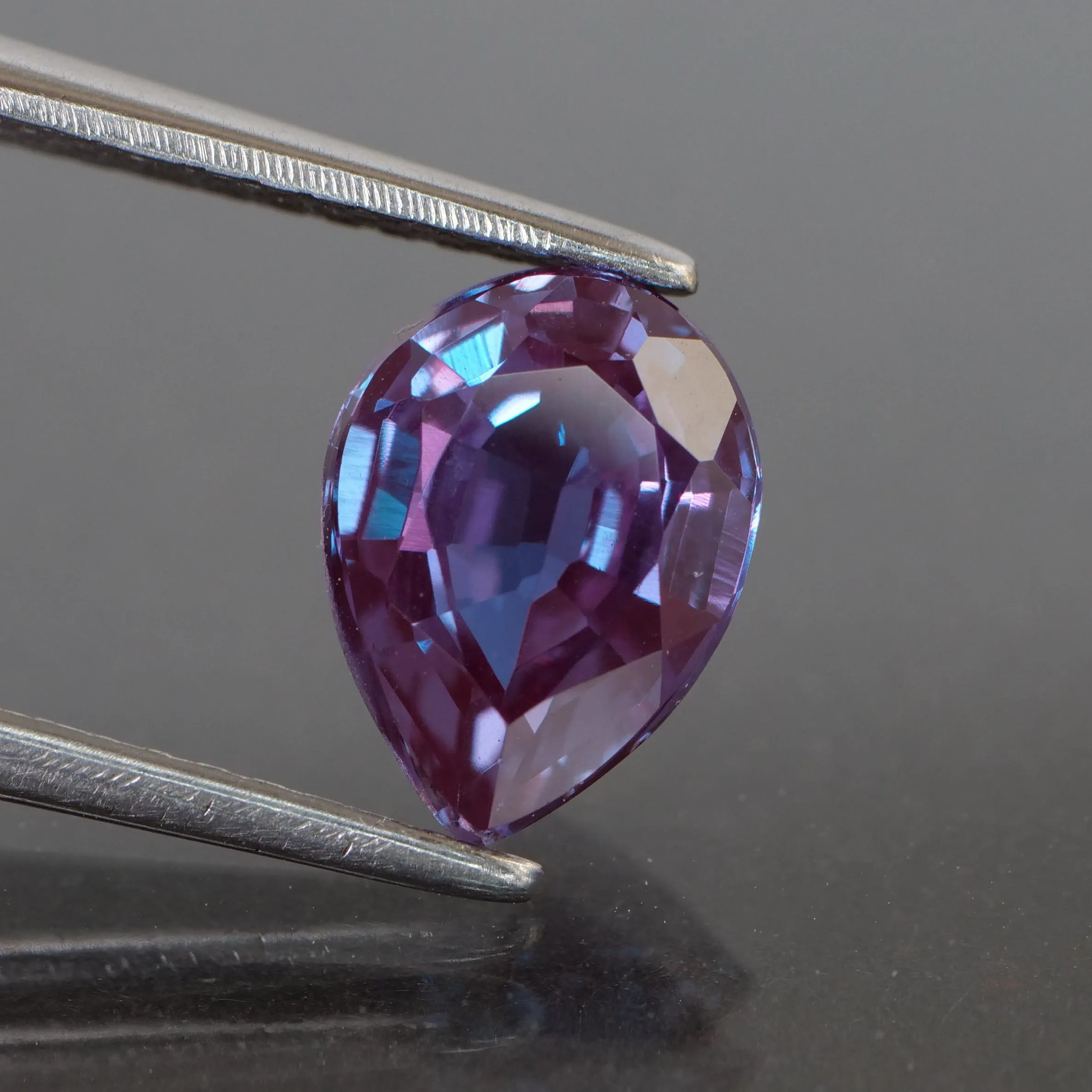 Alexandrite | IGI certified | lab created, colour changing, pear cut 8x6mm, *1.40ct