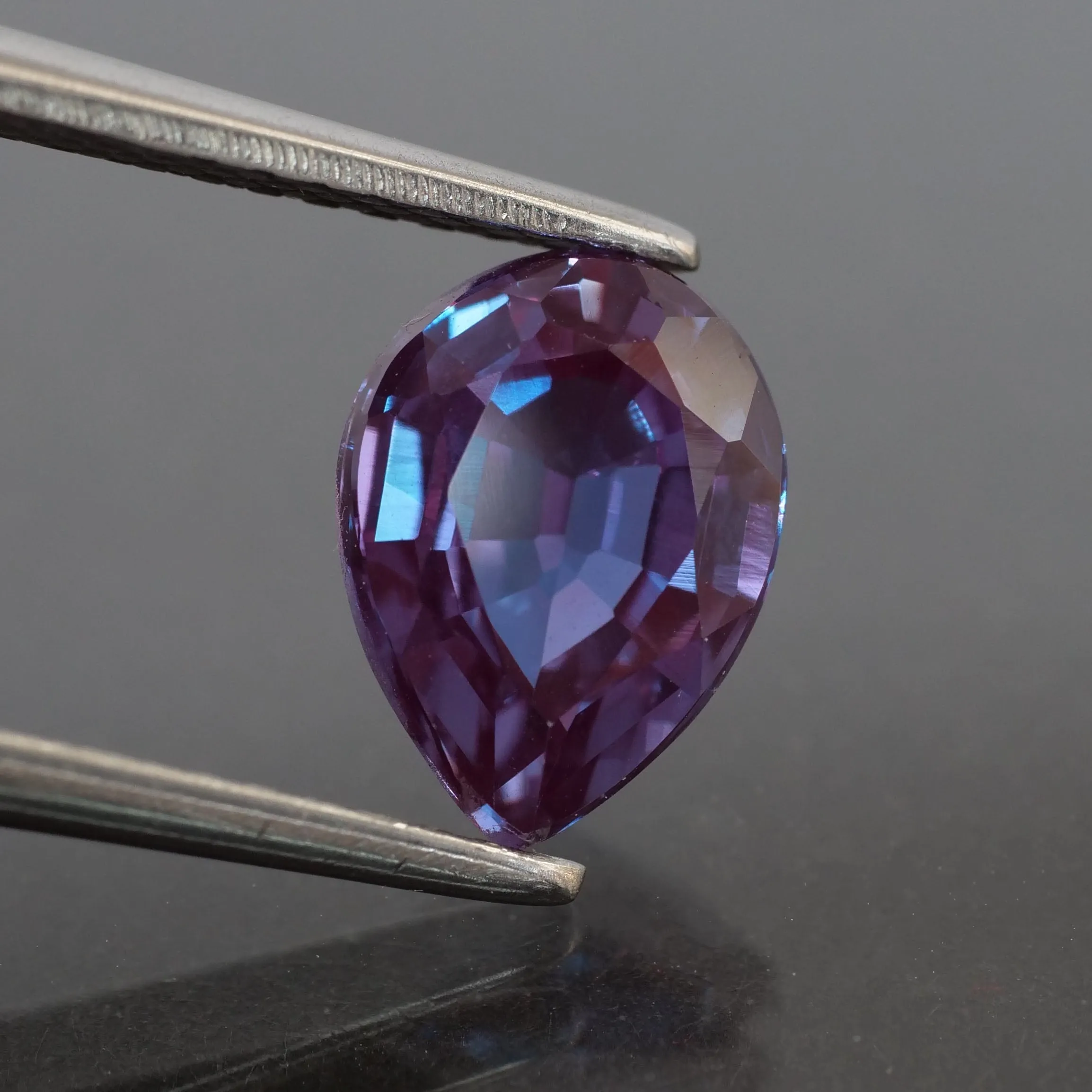 Alexandrite | IGI certified | lab created, colour changing, pear cut 8x6mm, *1.40ct