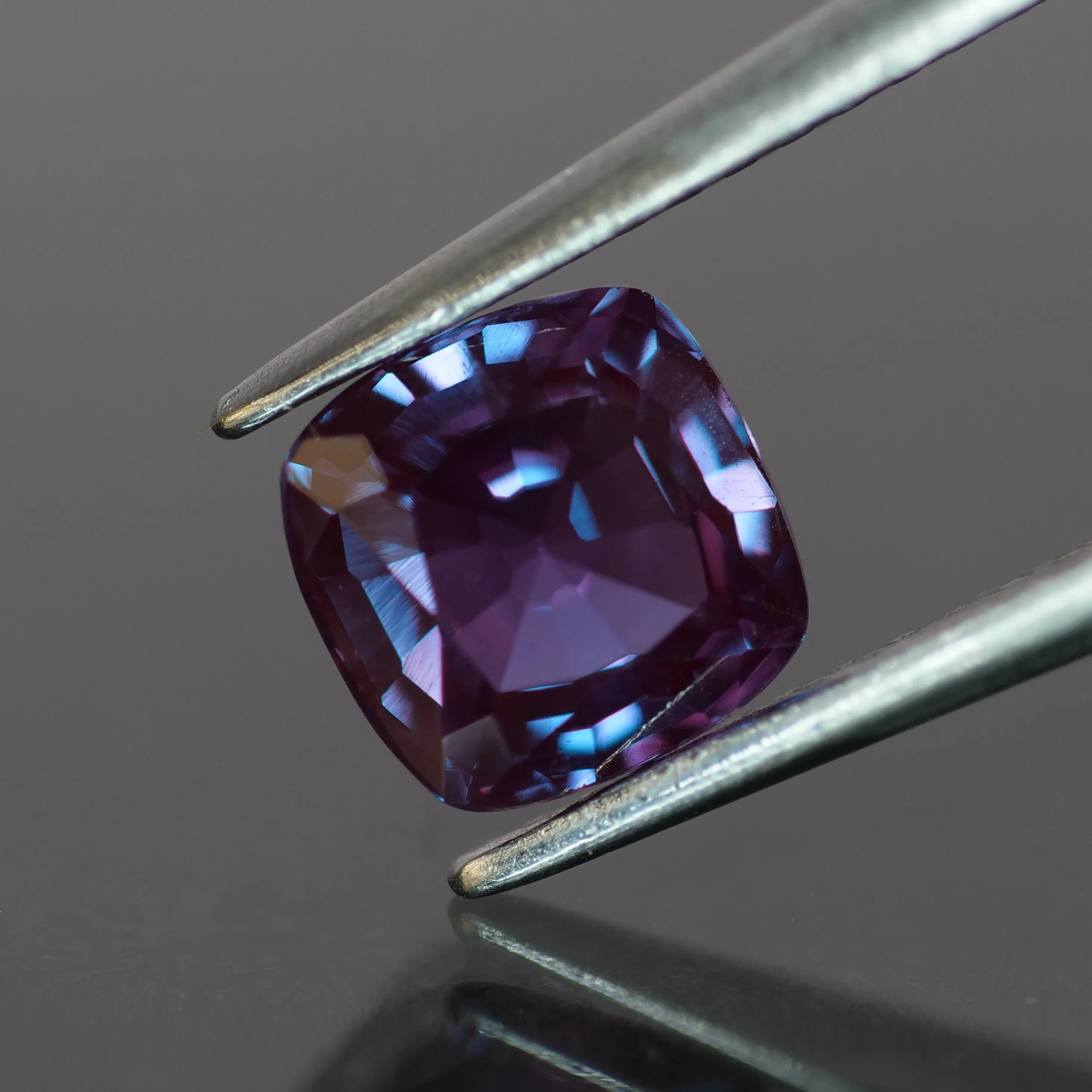 Alexandrite | lab created, colour changing, cushion cut 6mm, 1.2ct