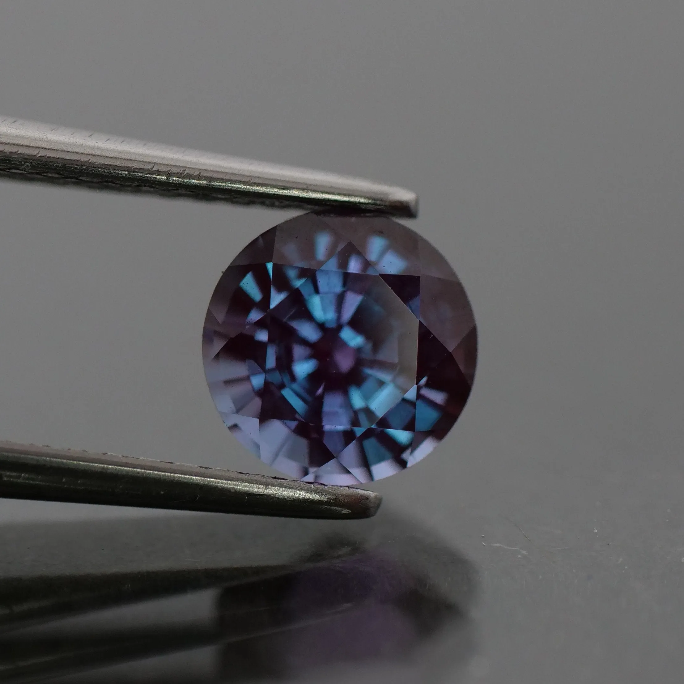 Alexandrite | lab created, colour changing, round cut 5mm, 0.5 ct