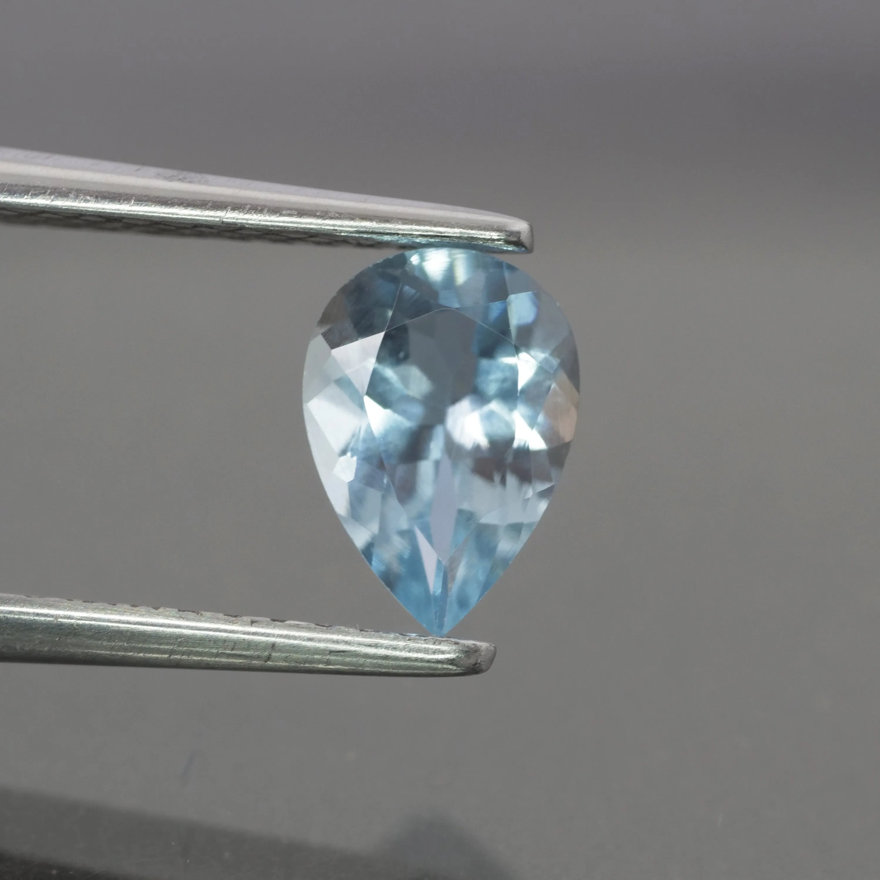 Aquamarine | pear cut 7x5mm, 0.7ct. VVS clarity