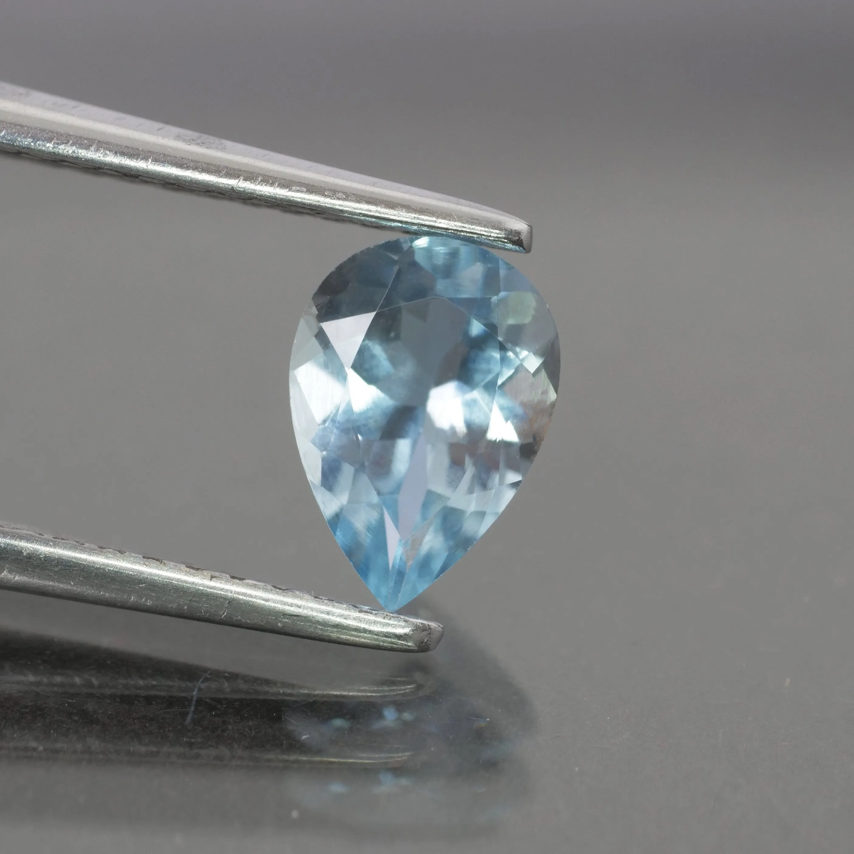 Aquamarine | pear cut 7x5mm, 0.7ct. VVS clarity