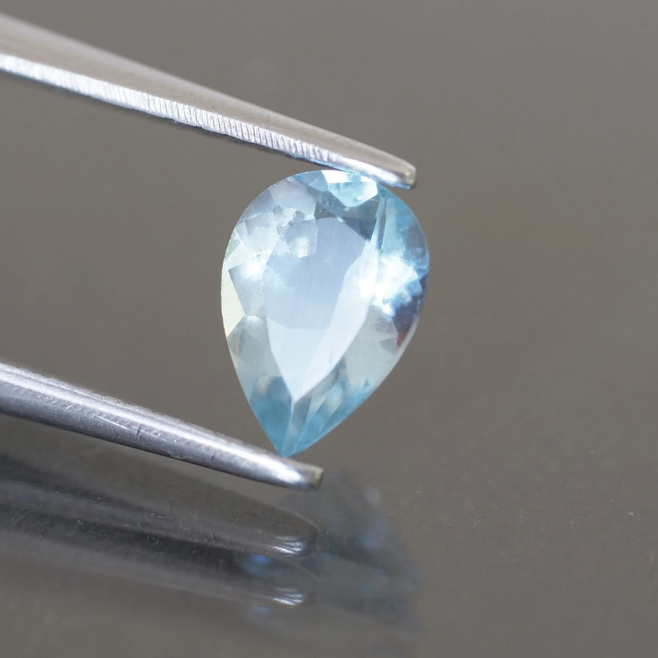 Aquamarine | pear cut 7x5mm, 0.7ct. VVS clarity