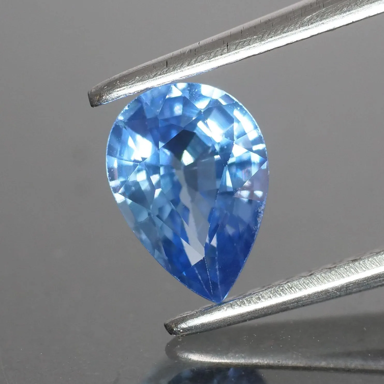 Blue Sapphire | natural, pear cut 7x5 mm, VS, 0.8 ct