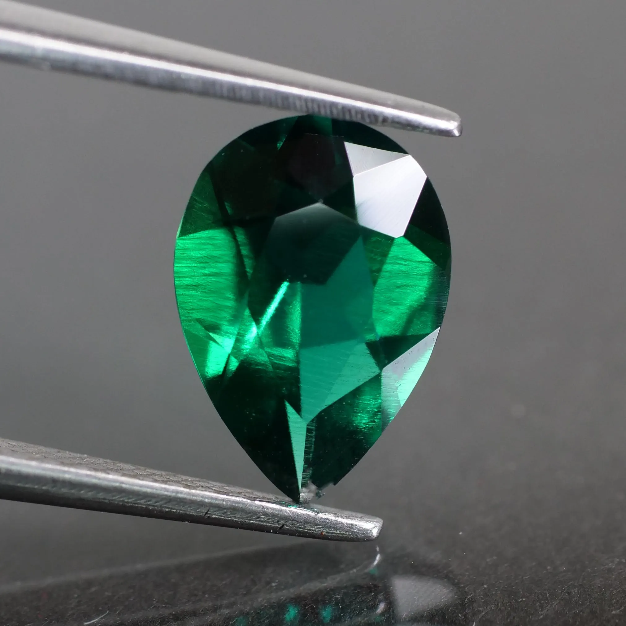 Emerald | IGI certified | Lab-Created Hydrothermal, pear cut 10x7mm, VS 1.43ct