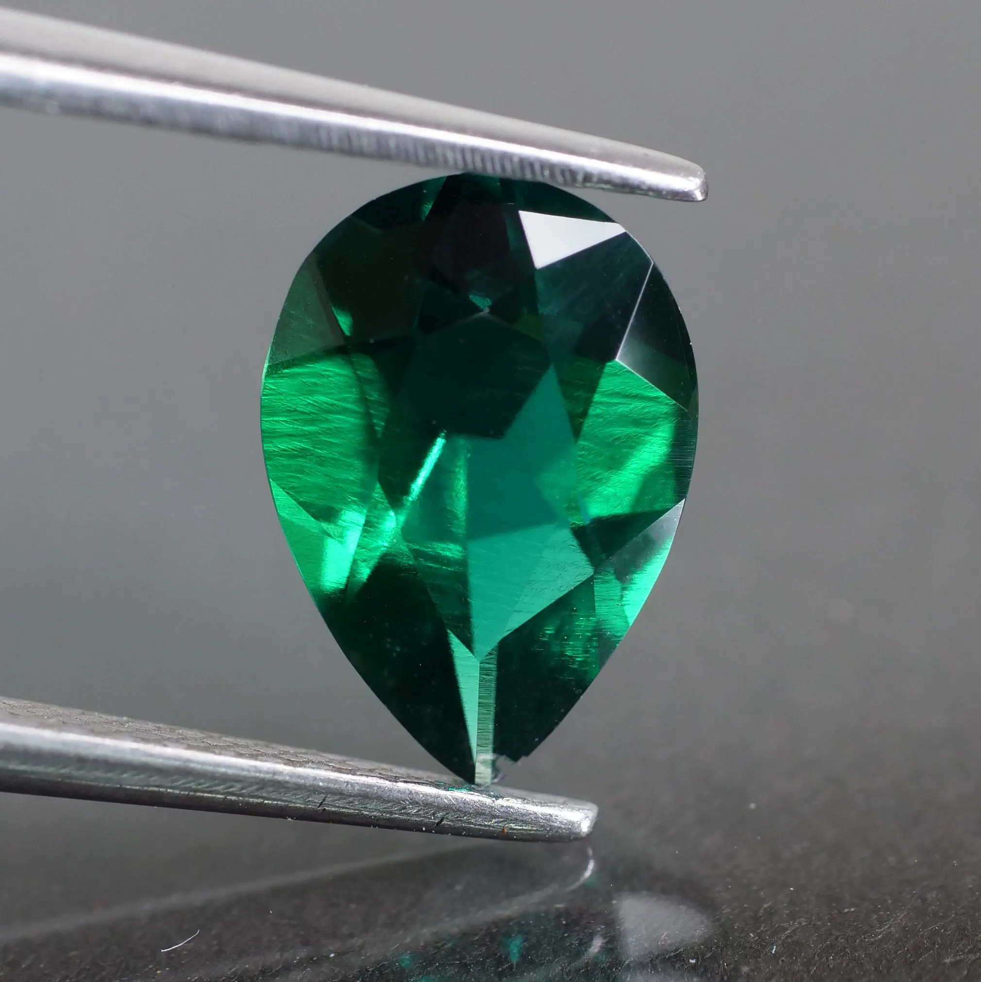 Emerald | IGI certified | Lab-Created Hydrothermal, pear cut 10x7mm, VS 1.43ct