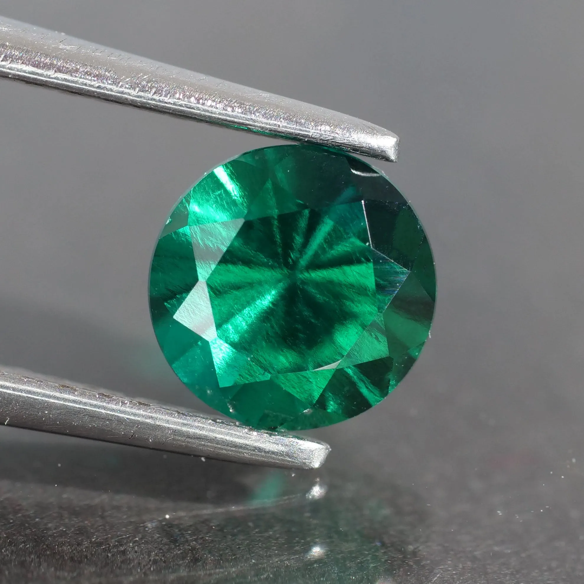 Emerald | Lab-Created Hydrothermal, round cut 6 mm, VS 0.8 ct