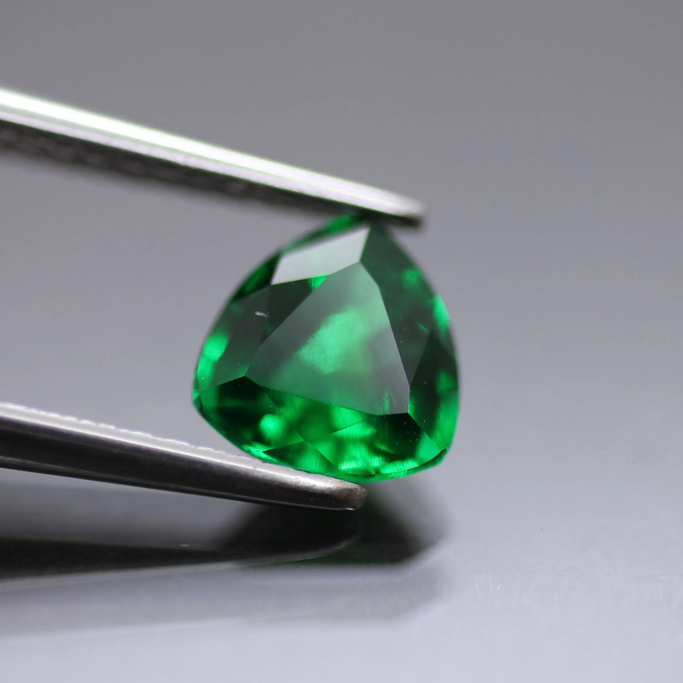 Emerald | Lab-Created Hydrothermal, trillion cut 6mm, VS 0.7ct