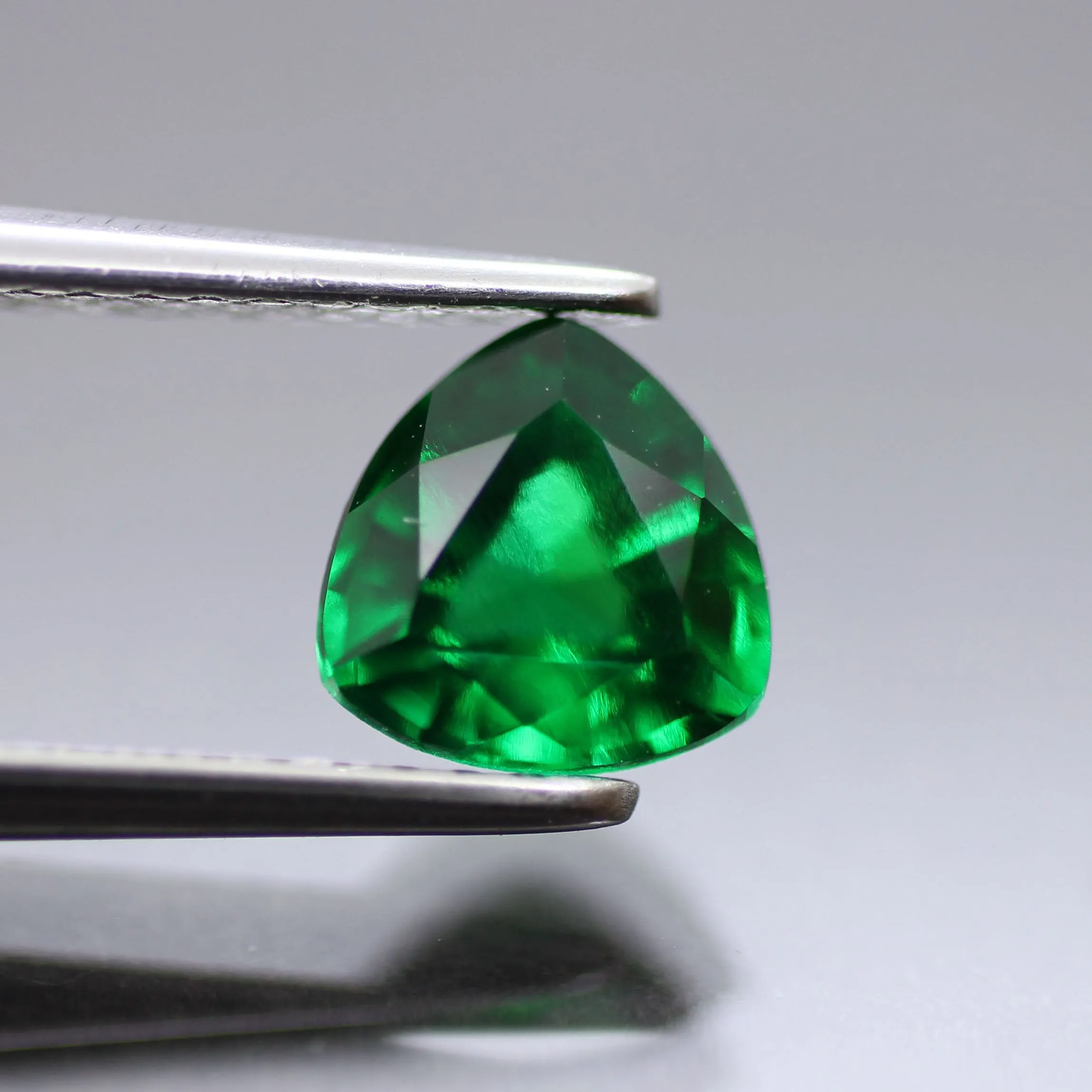 Emerald | Lab-Created Hydrothermal, trillion cut 6mm, VS 0.7ct