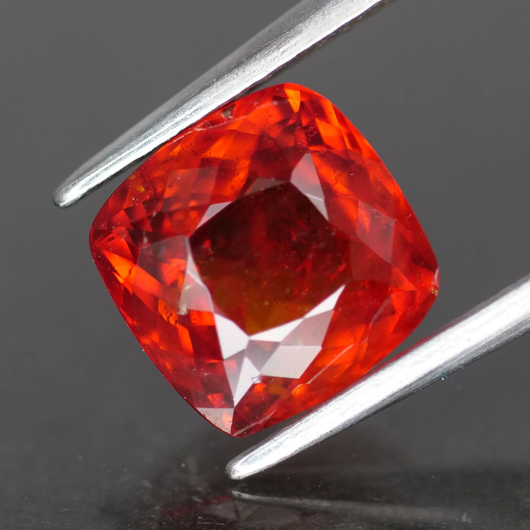 Garnet | natural, cushion cut, 7.5 mm, VS *2.5ct