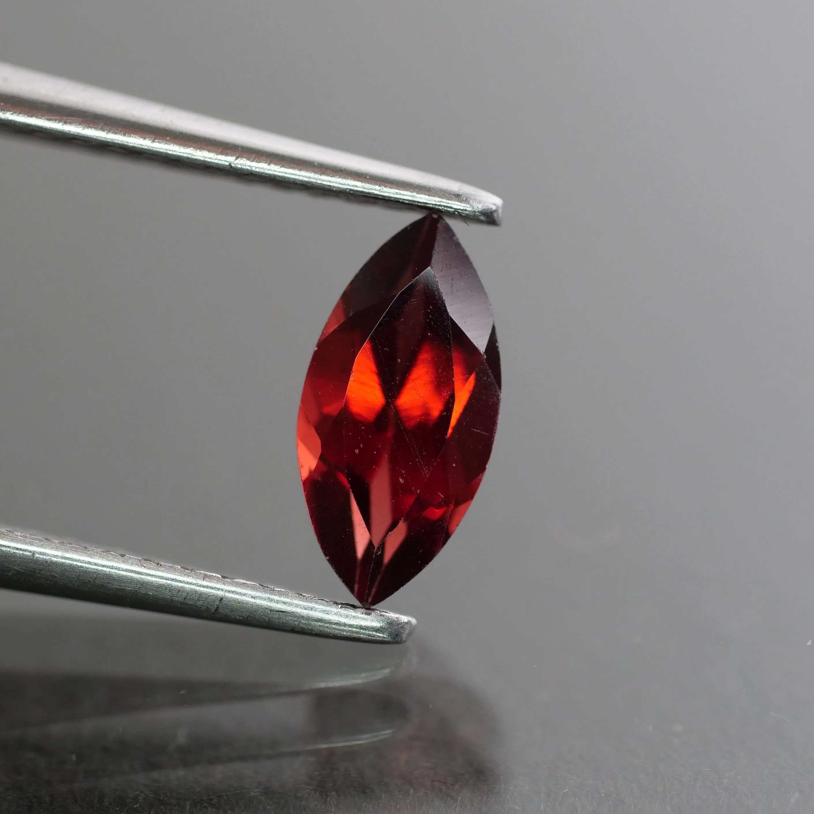 Garnet | natural, marquise cut 8 x 4 mm, VS 0.7ct