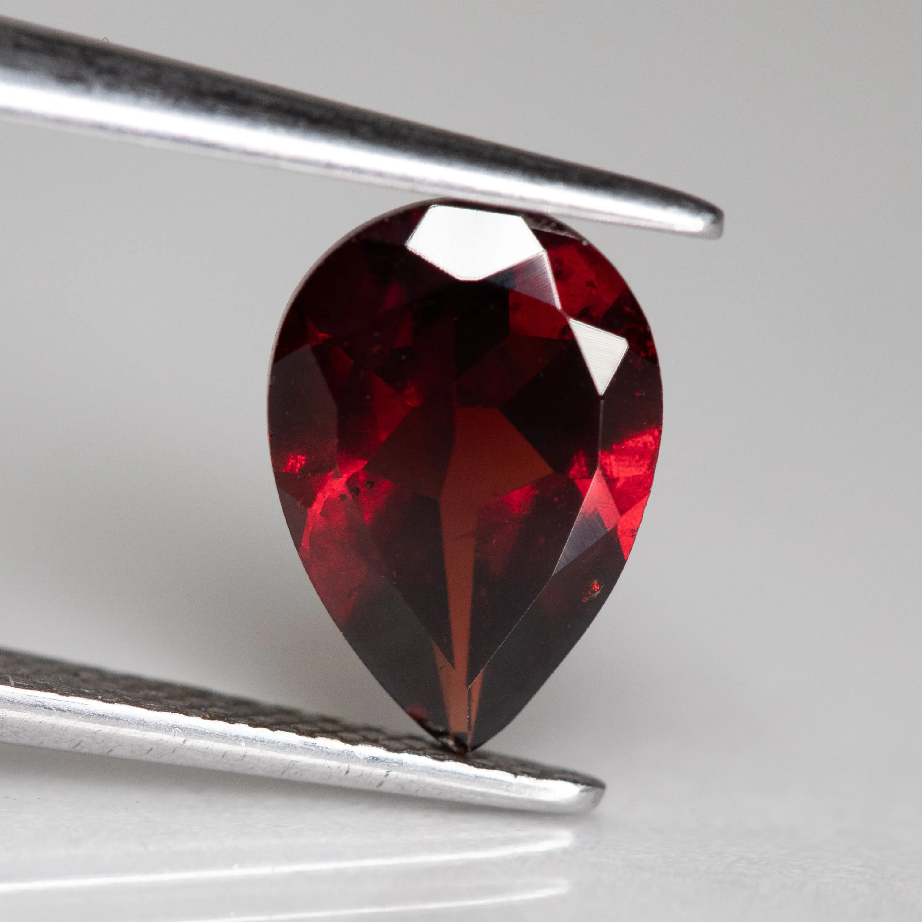 Garnet | natural, pear cut, 10x7 mm, VS 2 ct