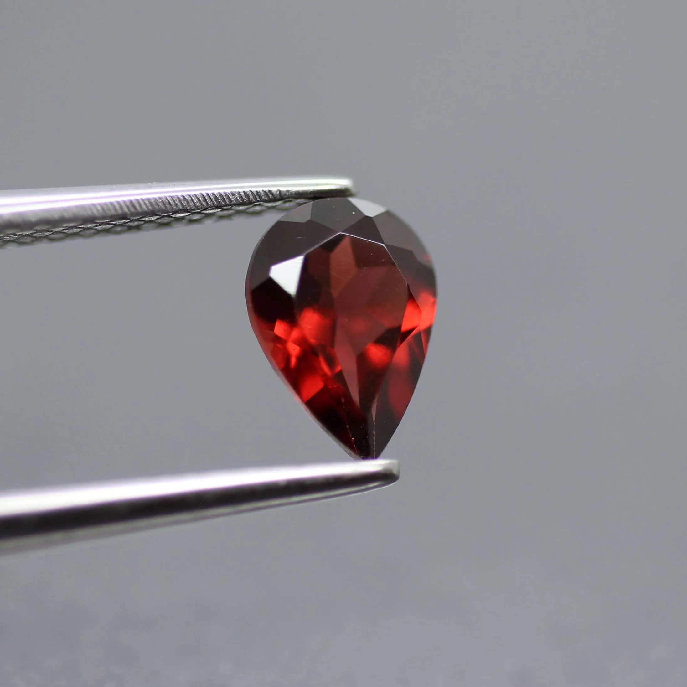 Garnet | natural, pear cut, 7 x 5mm, VS 0.7ct