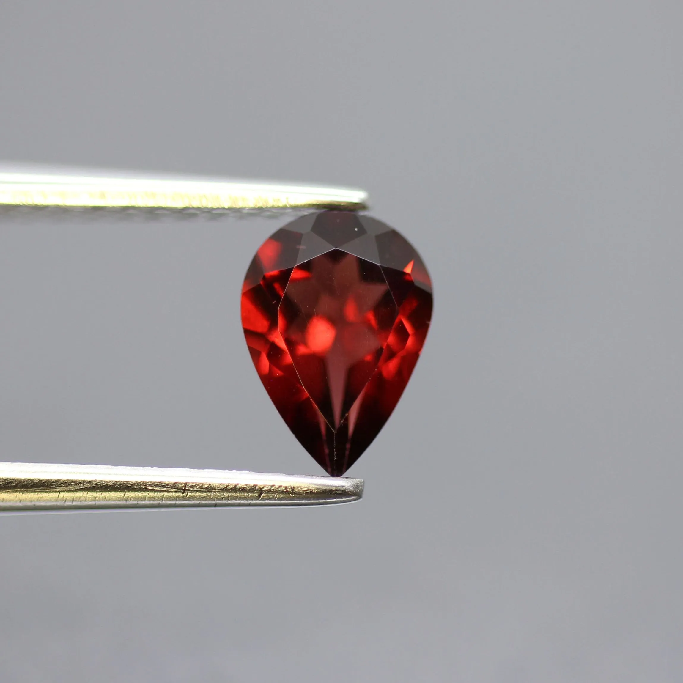 Garnet | natural, pear cut, 7 x 5mm, VS 0.7ct