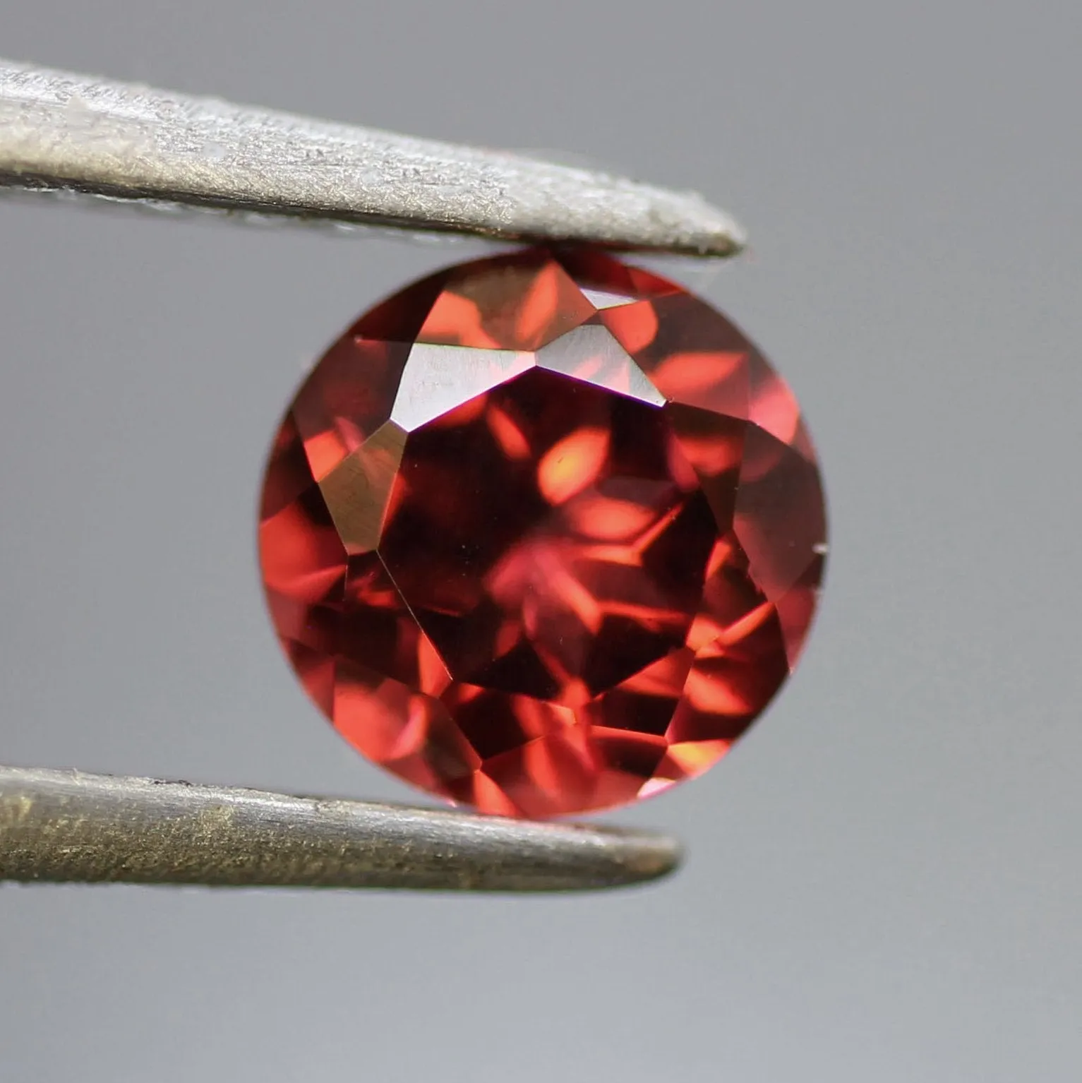 Garnet | natural, round cut 6 mm, VS, 0.8 ct