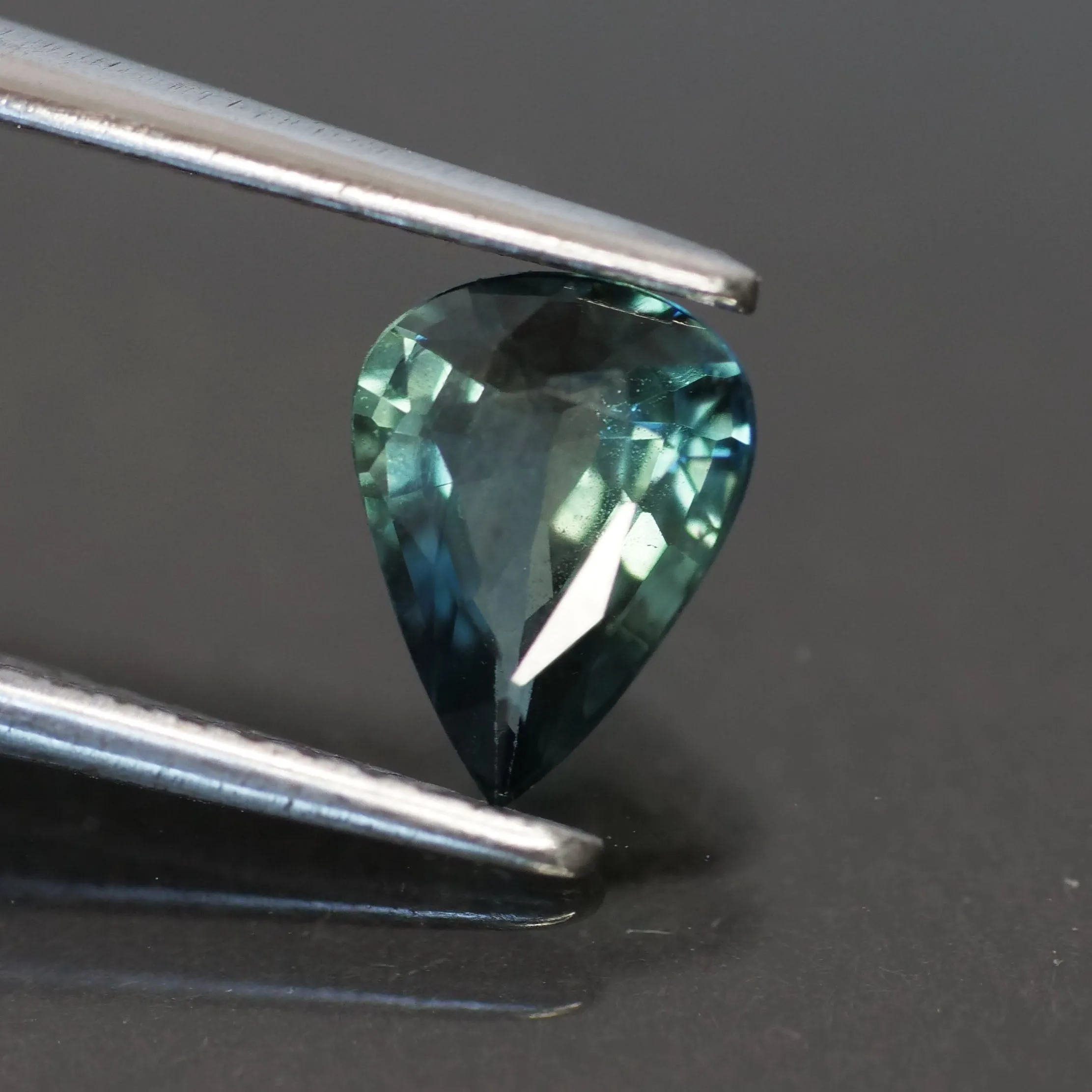 Greenish blue sapphire | IGI certified | natural, pear cut 7x5 mm, VS, 0.82ct