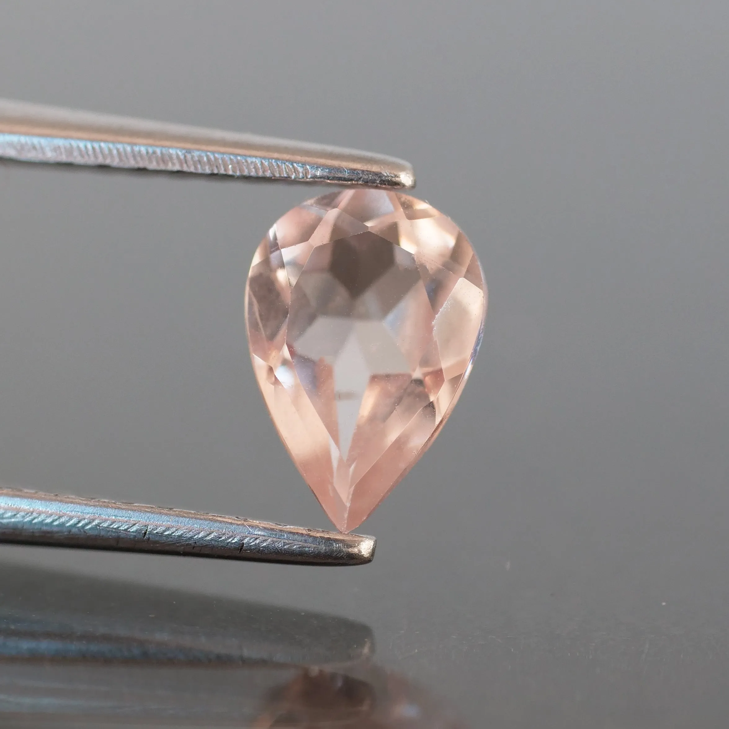 Morganite | natural, peach pink colour, pear cut 7x5 mm, VS, Madagascar 0.6ct