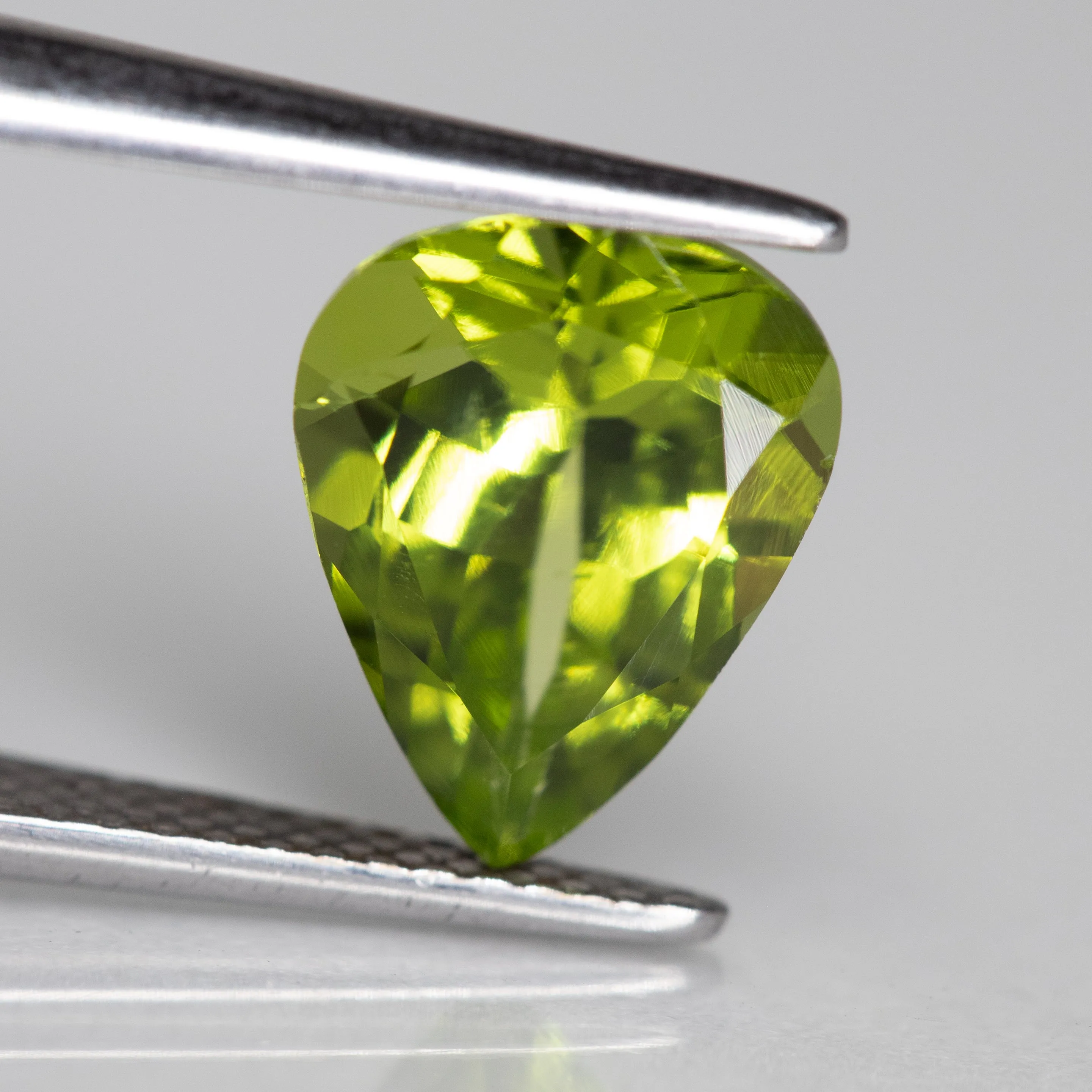 Peridot | natural, pear cut 10x8 mm, VS, 2.29 ct