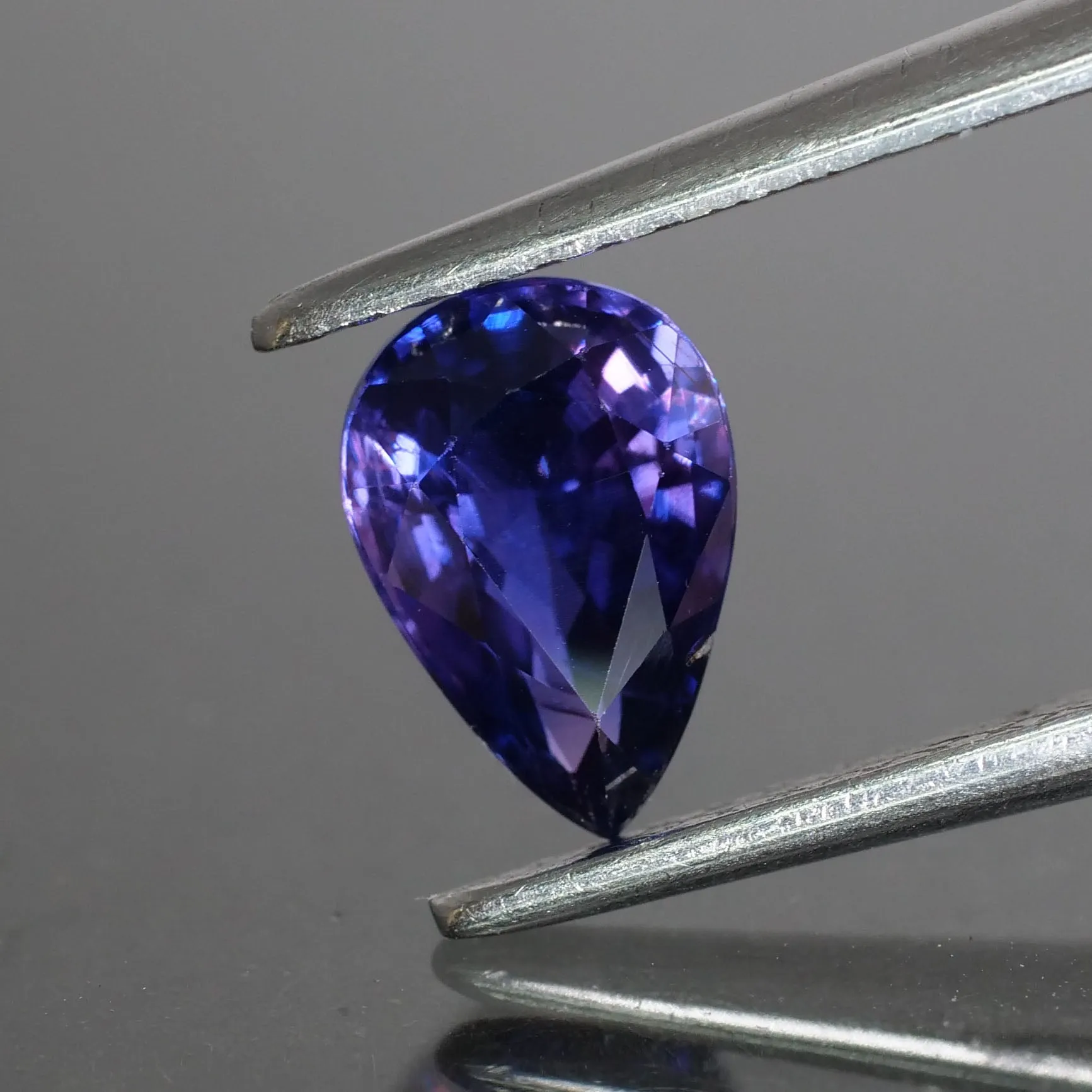 Purple Sapphire | natural, violetish purple, pear cut 7x5mm, VS 0.7ct