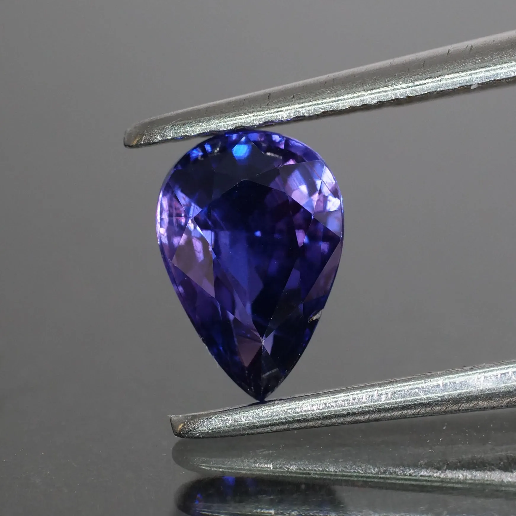 Purple Sapphire | natural, violetish purple, pear cut 7x5mm, VS 0.7ct