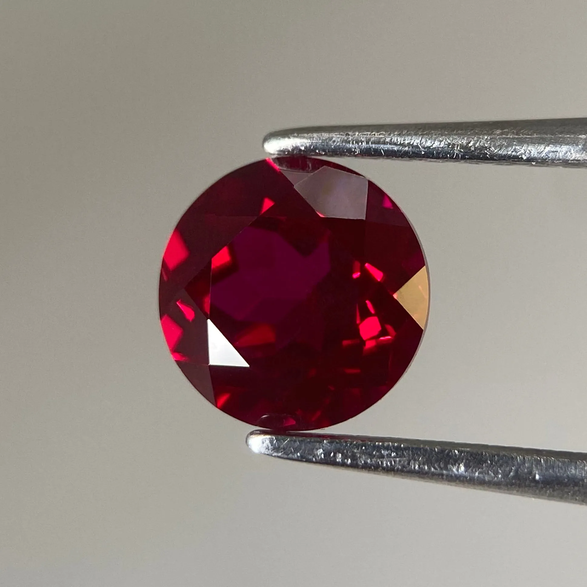 Ruby | Lab created, round cut 6.5 mm, 1.5 ct