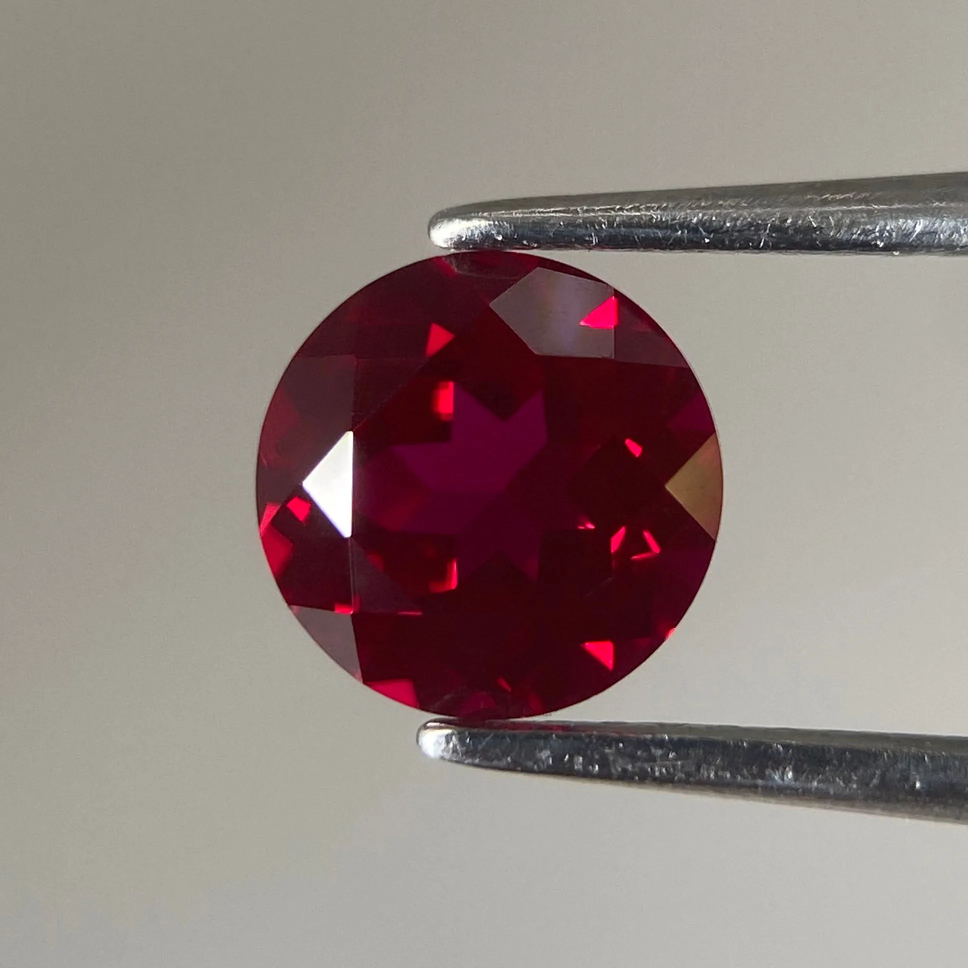 Ruby | Lab created, round cut 6.5 mm, 1.5 ct