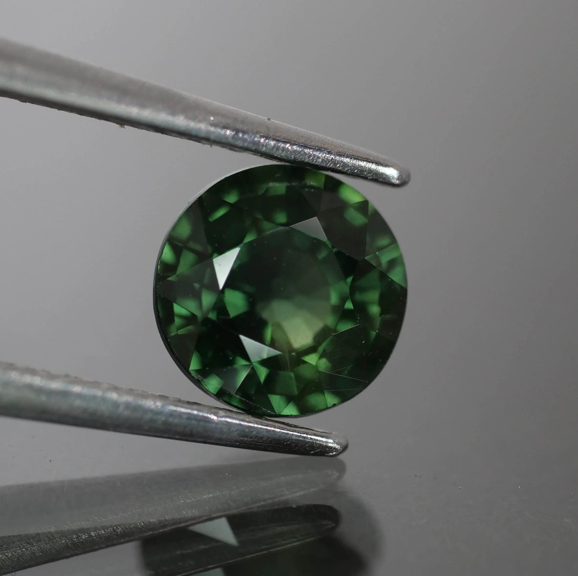 Sapphire | IGI certified | natural, deep green, round cut 6mm, *1 ct