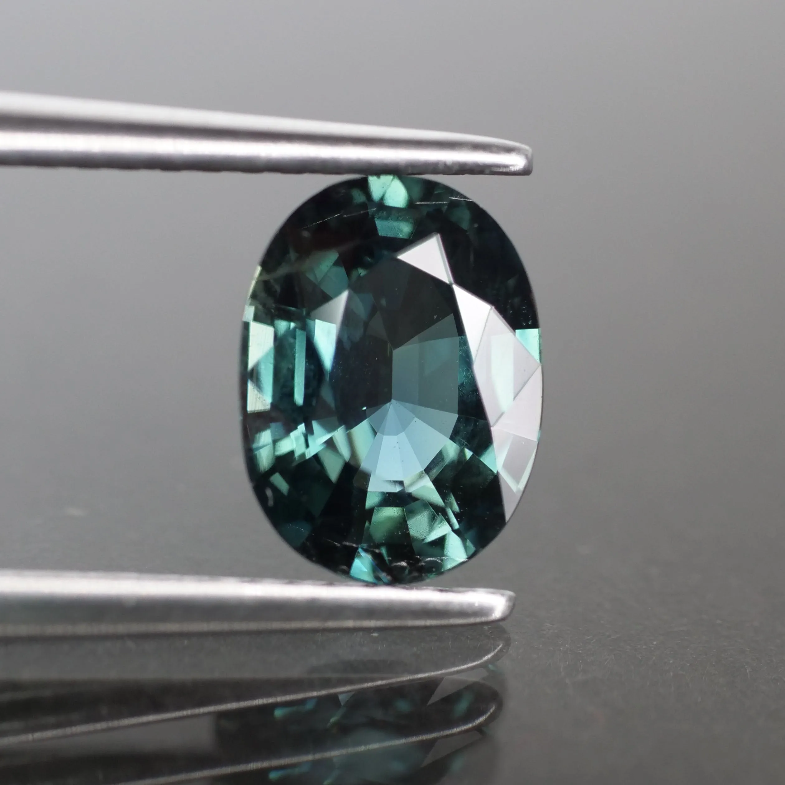 Sapphire | IGI certified | natural, deep greenish blue, oval cut 8x6 mm, 1.54 ct