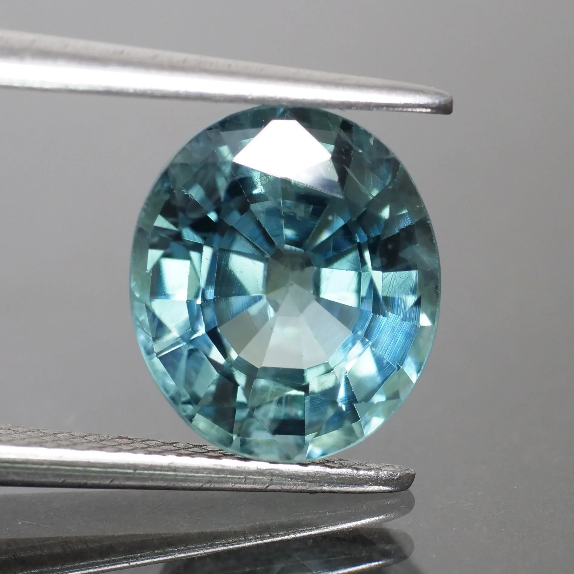 Sapphire | IGI certified | natural, teal (greenish blue), oval cut 9.6x8.4* mm, VS, 3.69 ct