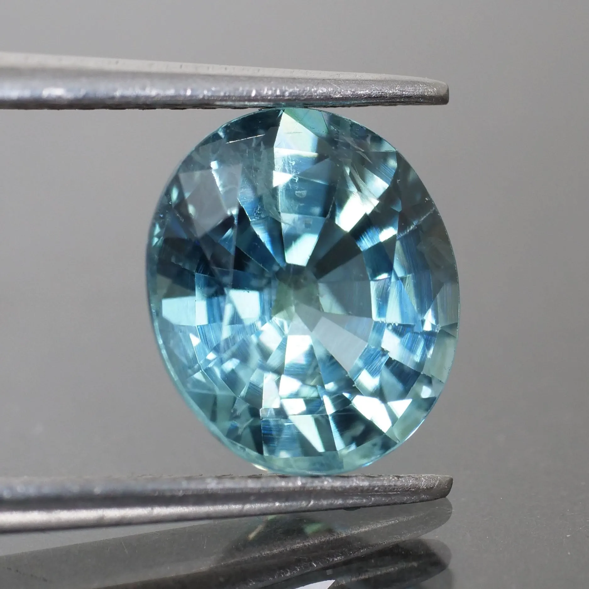 Sapphire | IGI certified | natural, teal (greenish blue), oval cut 9.6x8.4* mm, VS, 3.69 ct