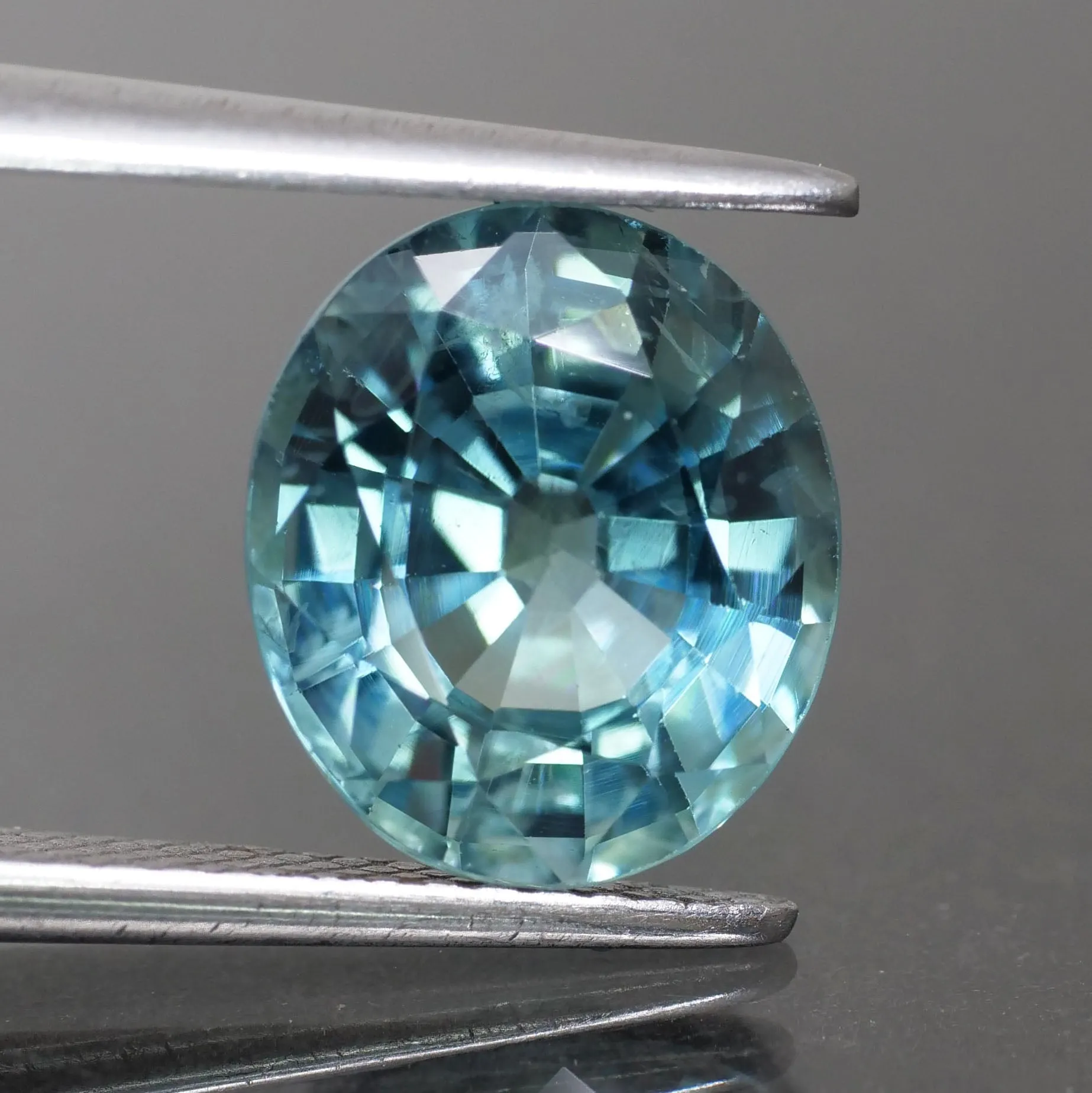 Sapphire | IGI certified | natural, teal (greenish blue), oval cut 9.6x8.4* mm, VS, 3.69 ct