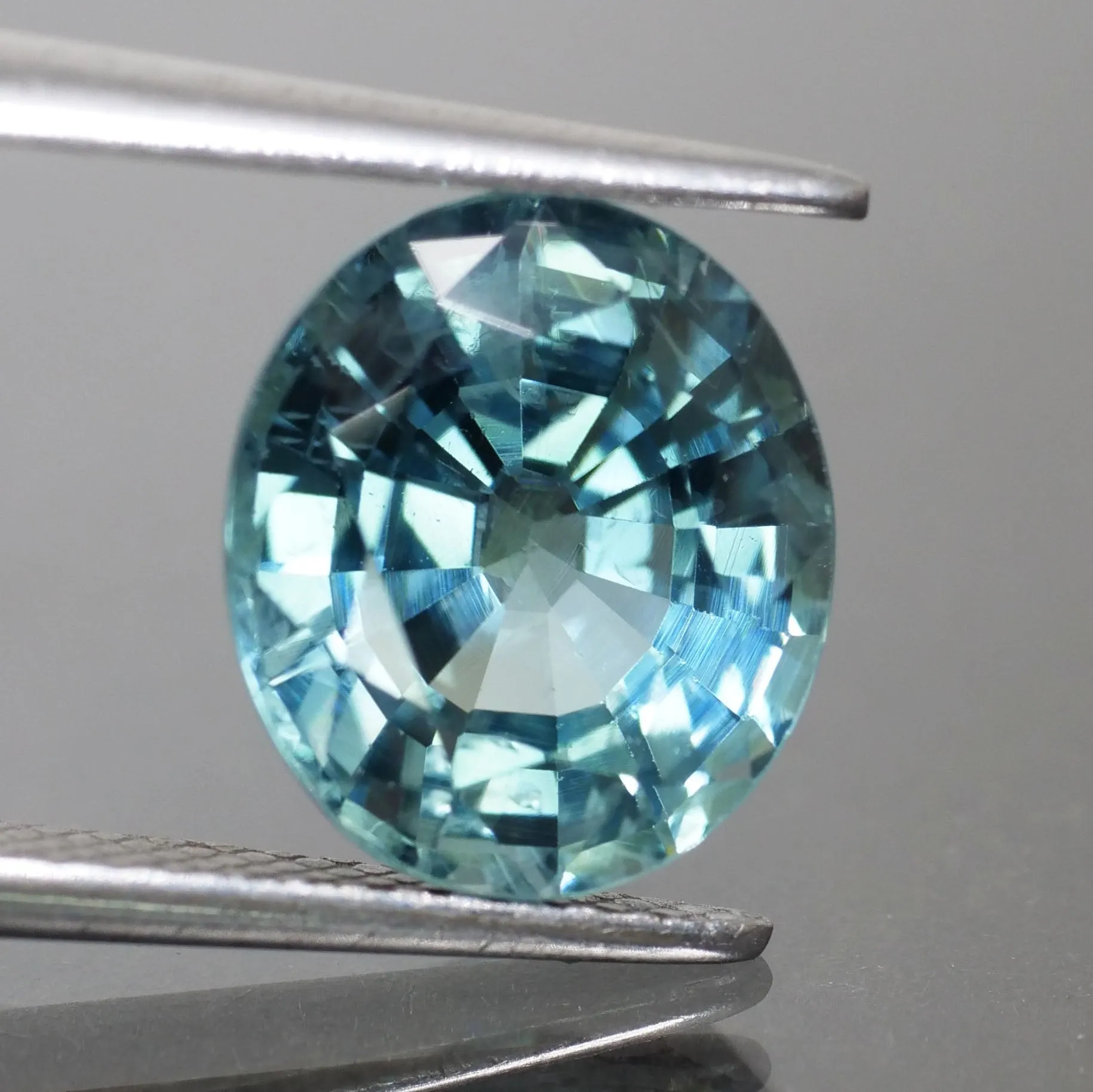 Sapphire | IGI certified | natural, teal (greenish blue), oval cut 9.6x8.4* mm, VS, 3.69 ct