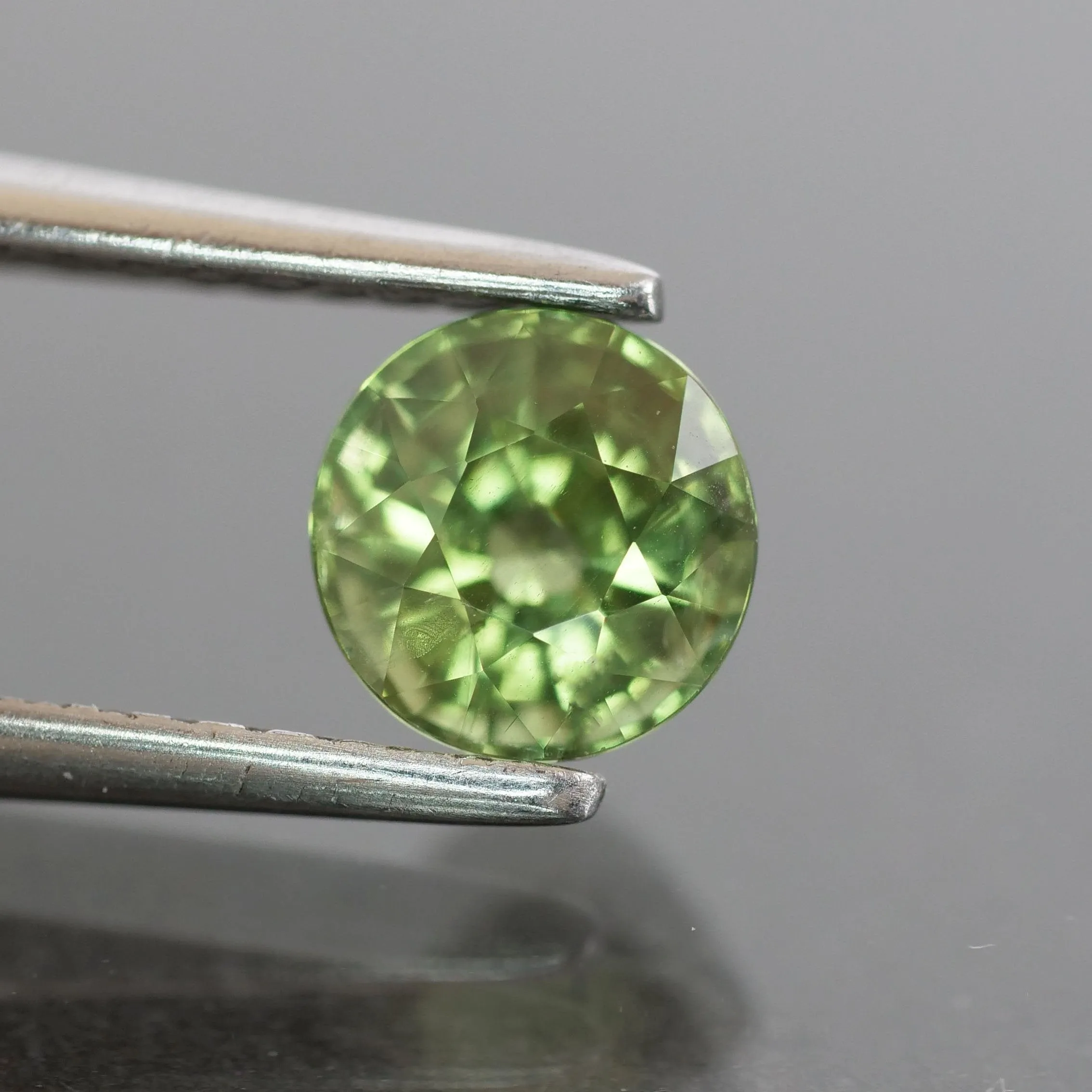 Sapphire | natural, green, round cut 5mm, VS, 0.82 ct, Australia