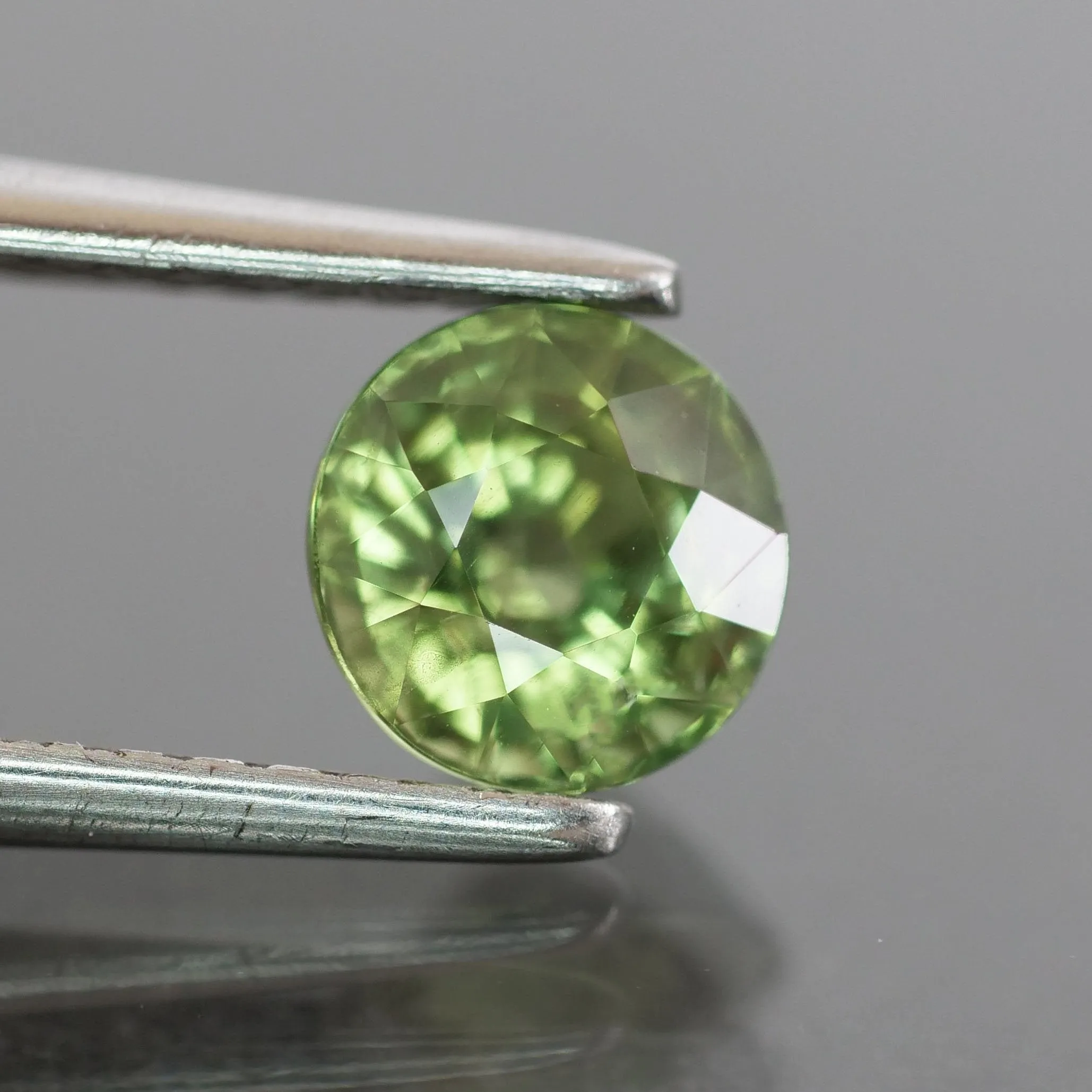 Sapphire | natural, green, round cut 5mm, VS, 0.82 ct, Australia