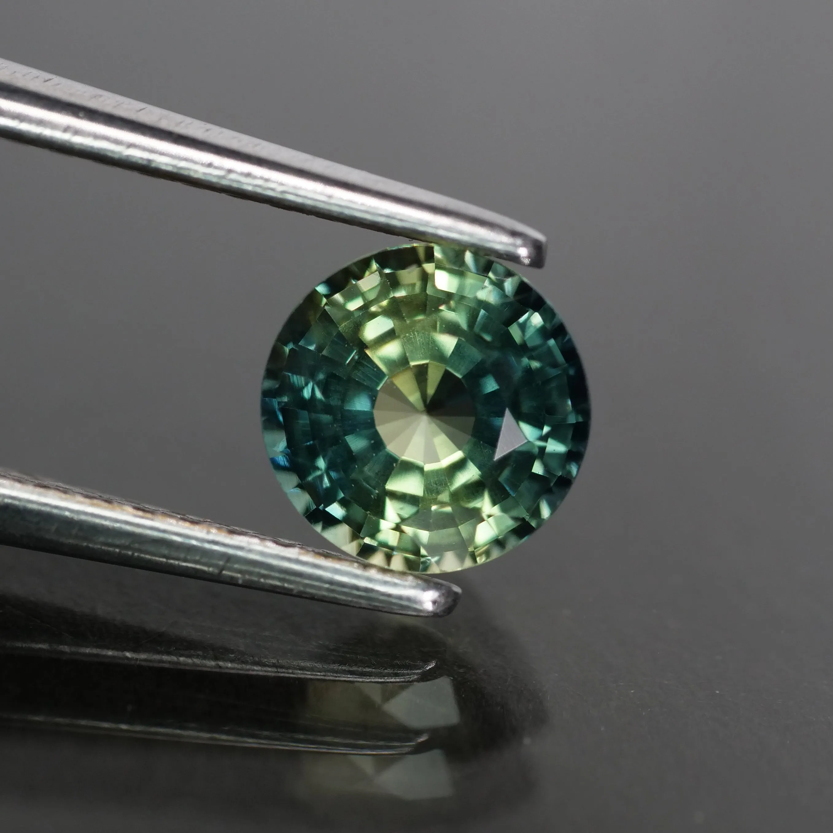 Sapphire teal green, bi-color, yellow green, round cut, VVS 5.5 mm 1 ct, Australia