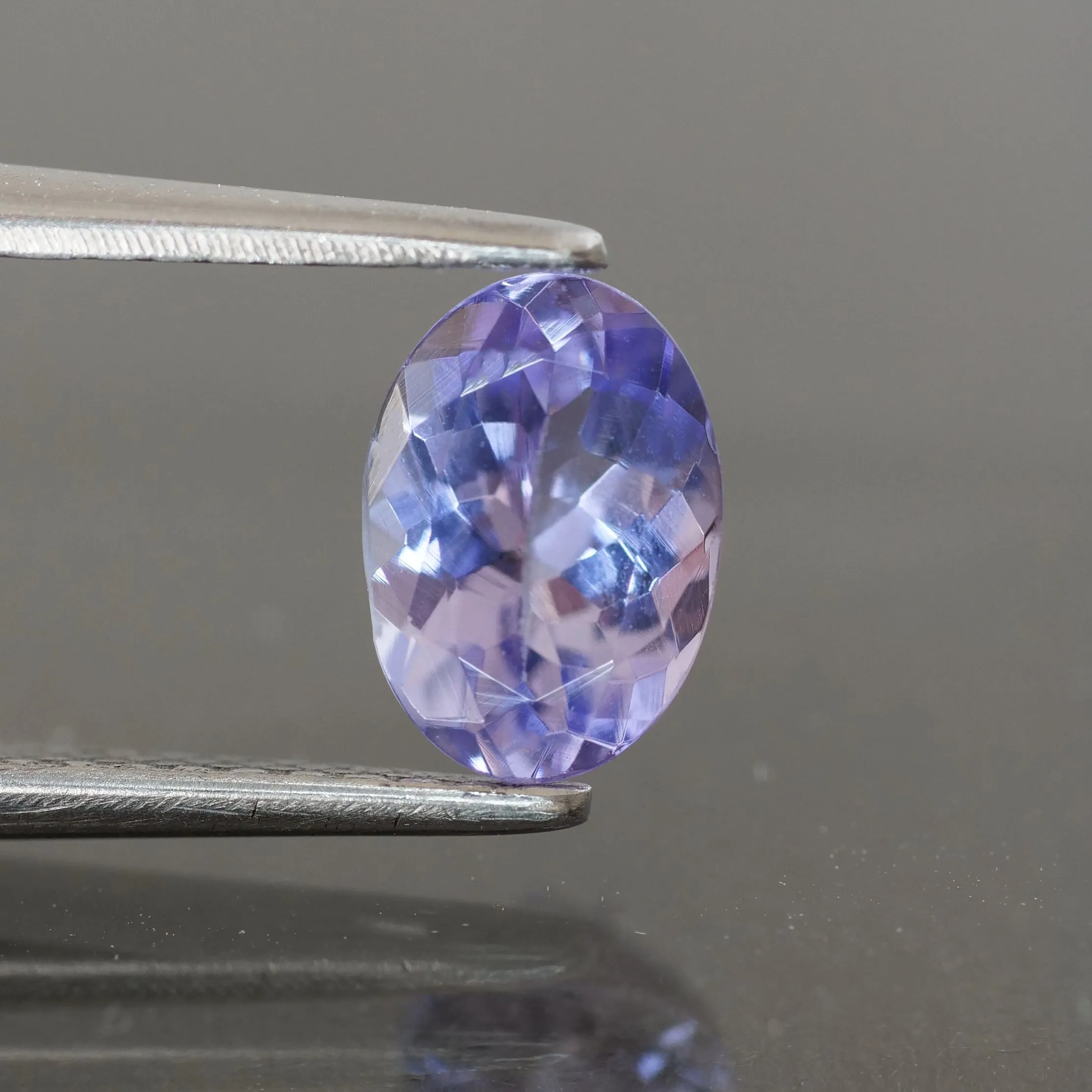 Tanzanite | natural, lavender colour, oval cut 7x5 mm, 0.9ct, Tanzania