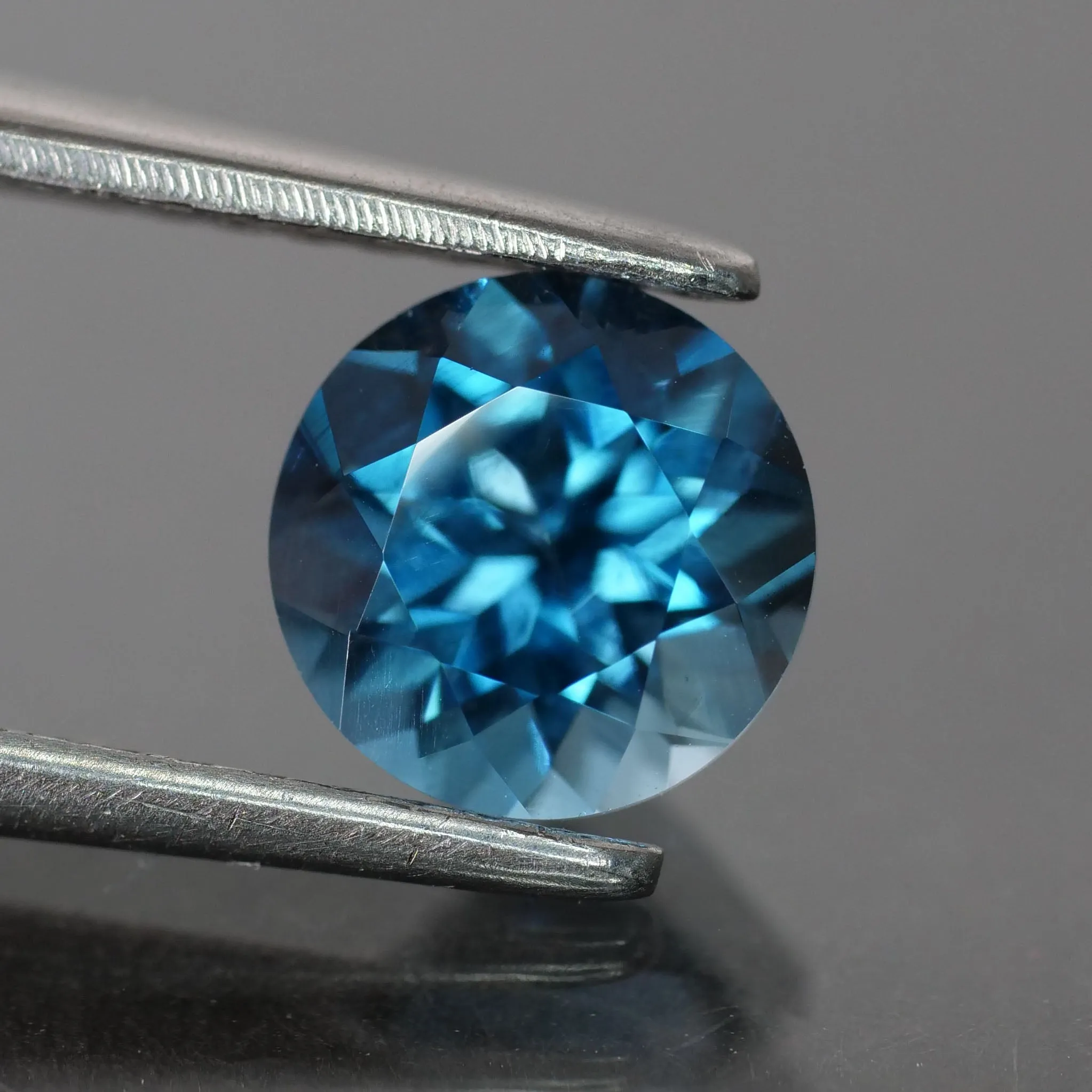 Topaz, teal blue, round cut VVS 6.5mm 1ct